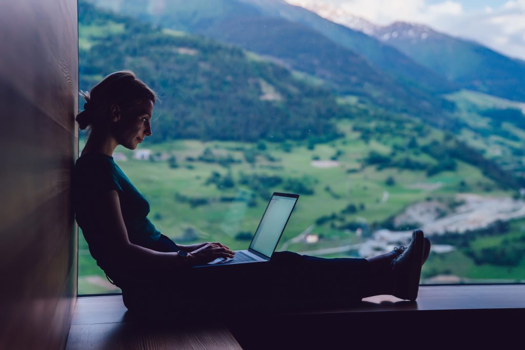 femme qui se forme à distance